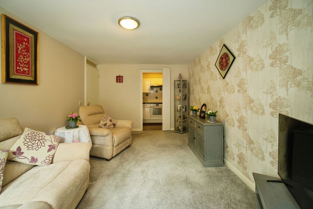 Property photo 3 of 18 Lounge