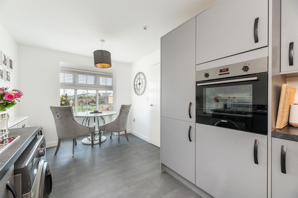 Property photo 3 of 26 Dining Kitchen