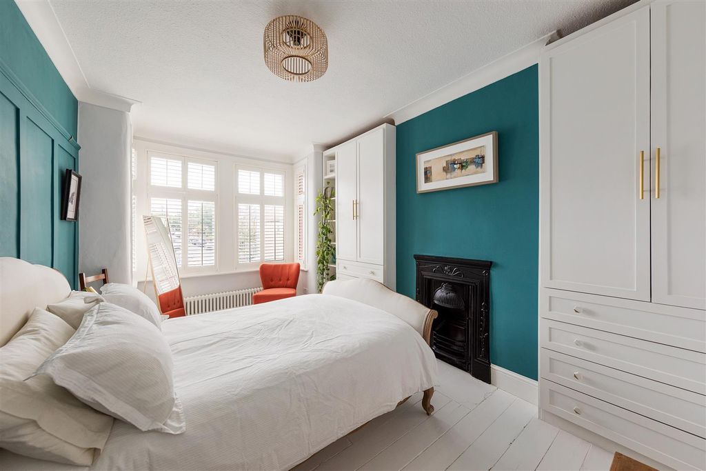 Property photo 3 of 28 Peterborough Road, E10