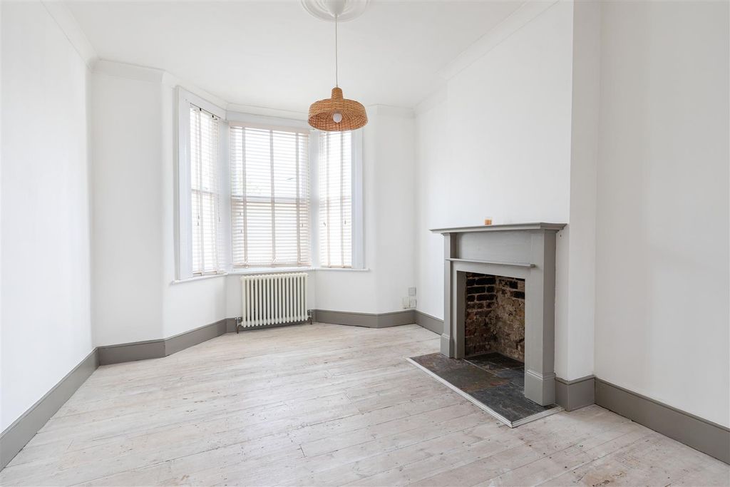 Property photo 2 of 24 Station Road, E7