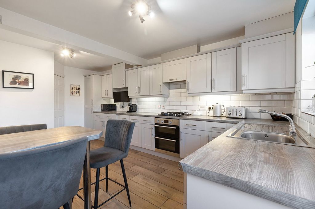 Property photo 3 of 27