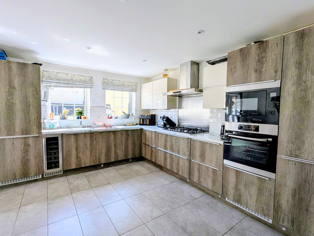 Property photo 3 of 12 Kitchen