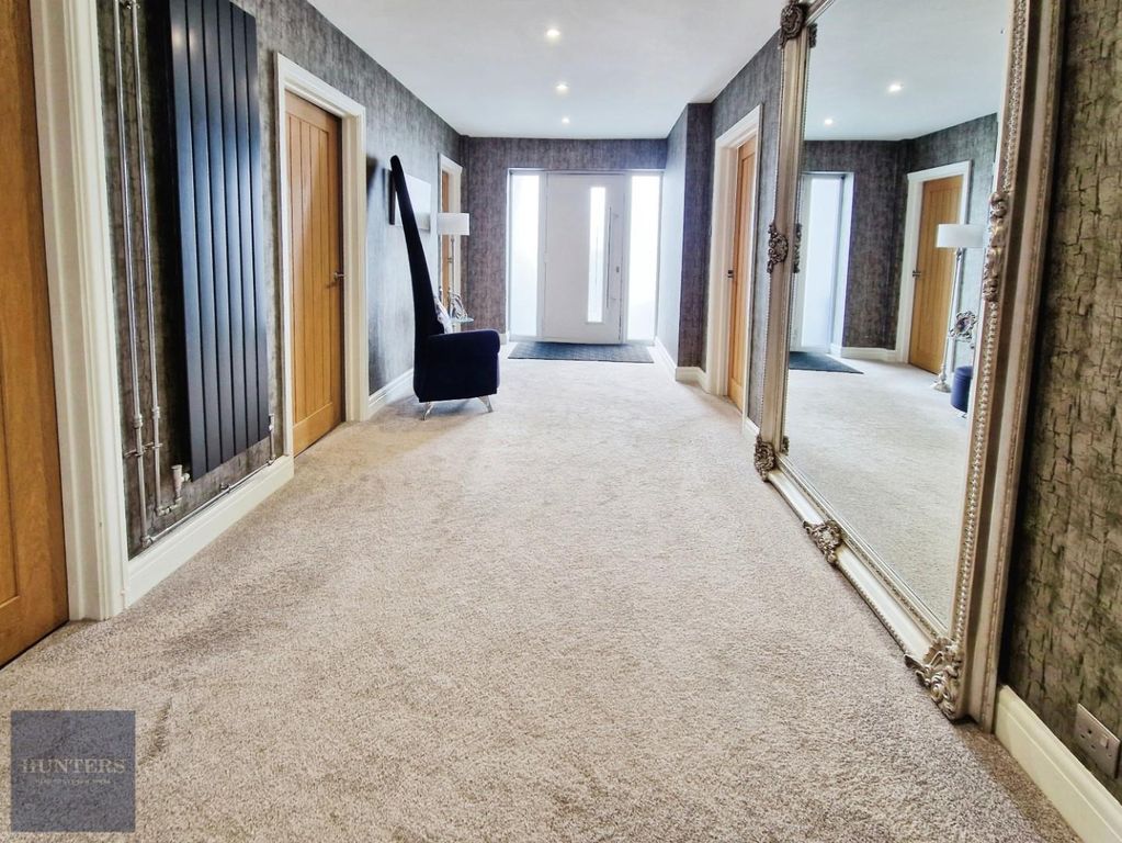 Property photo 2 of 40 Hallway