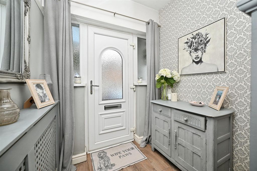 Property photo 2 of 24 Entrance Hall