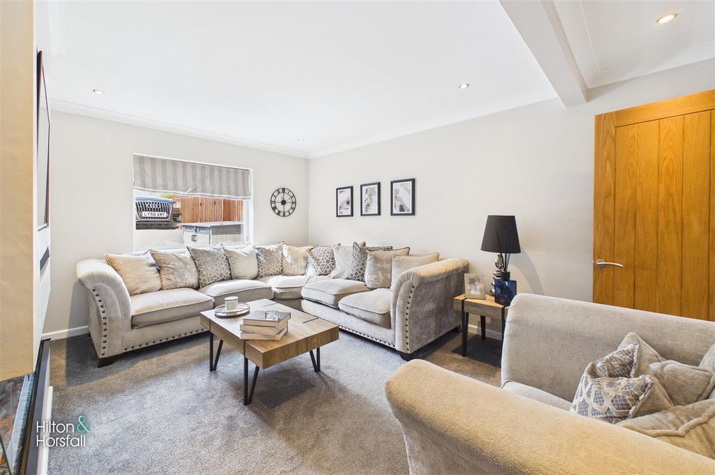 Property photo 3 of 21 Stratford Way