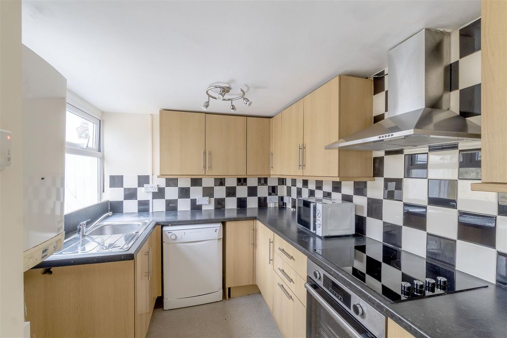 Property photo 3 of 11 Kitchen.Jpg