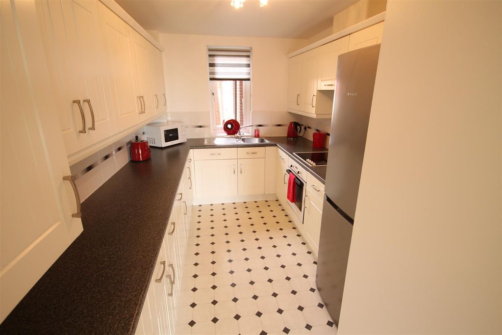 Property photo 3 of 8 Kitchen