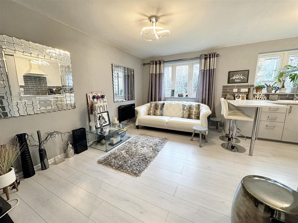 Property photo 2 of 8 Lounge