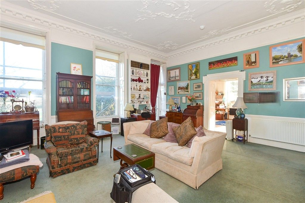 Property photo 1 of 12 Lounge