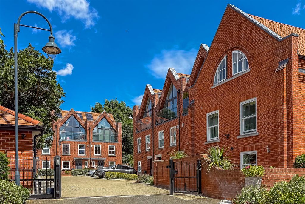 Property photo 1 of 18 5Oaktreegardens-12.Jpg