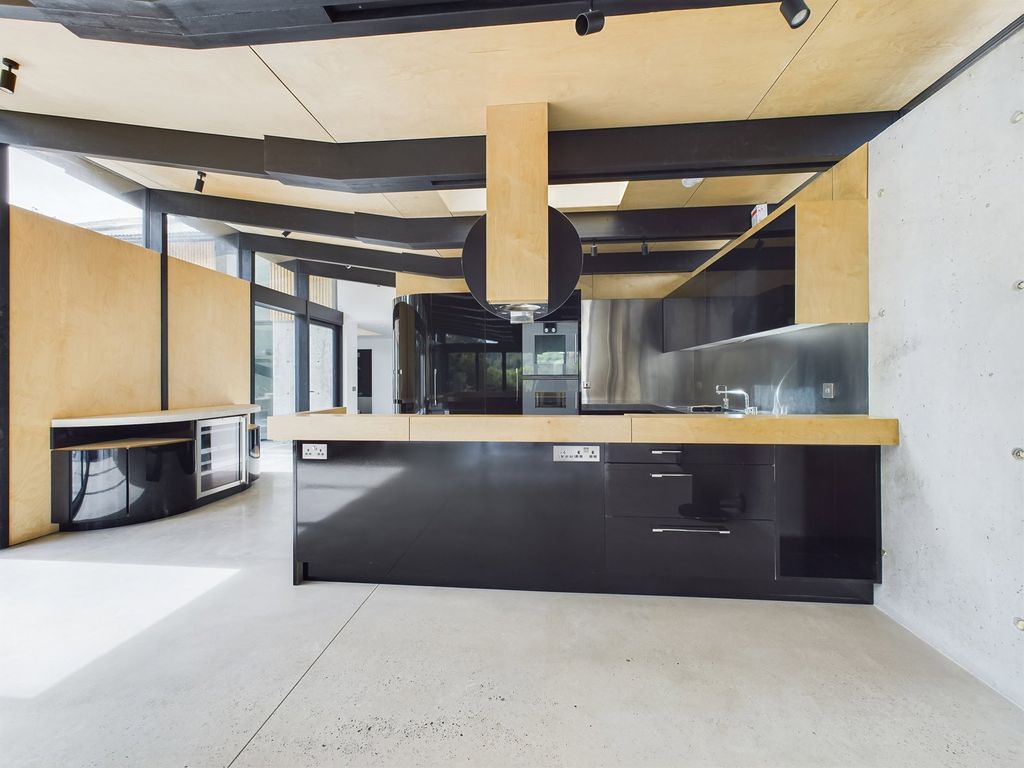 Property photo 3 of 28