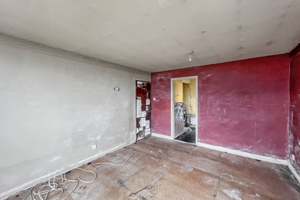 Property photo 3 of 11 Flat 31 Lloyd House, 20 Tavistock Road, Croydon, Surrey, Cr0 2An