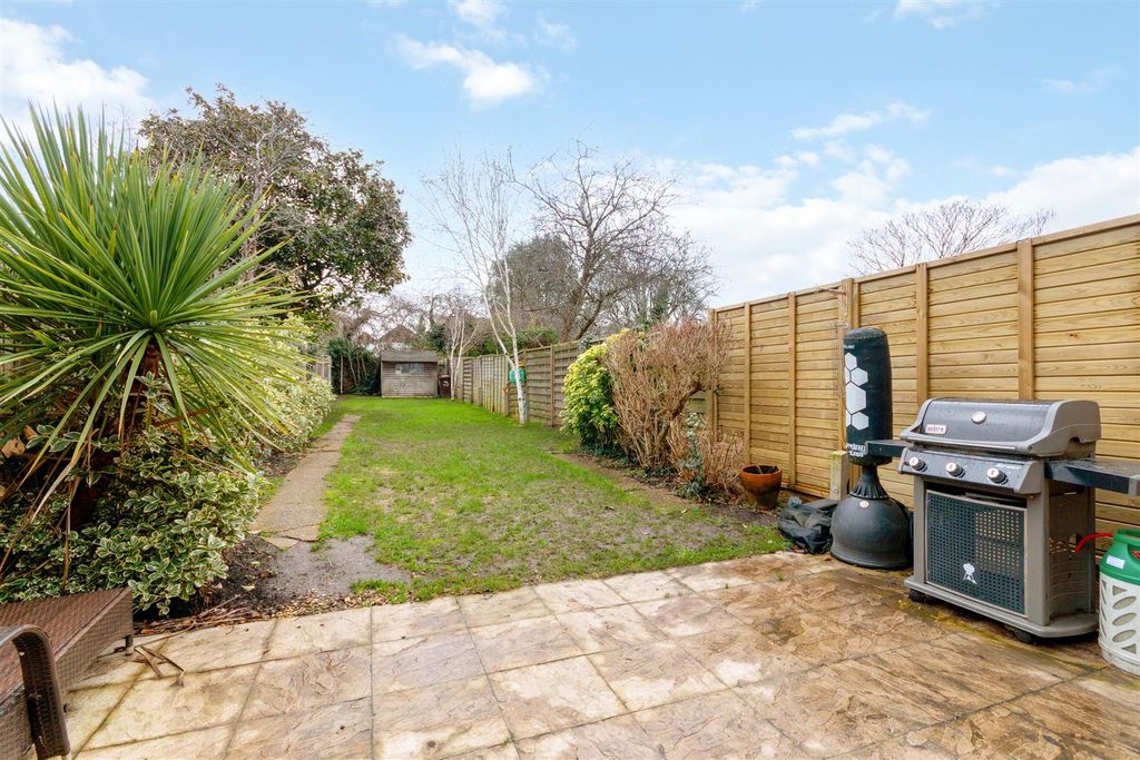 Property photo 2 of 12 Garden