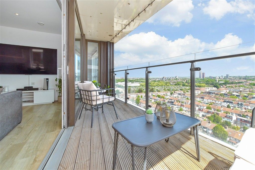 Property photo 3 of 18 Balcony / Terrace