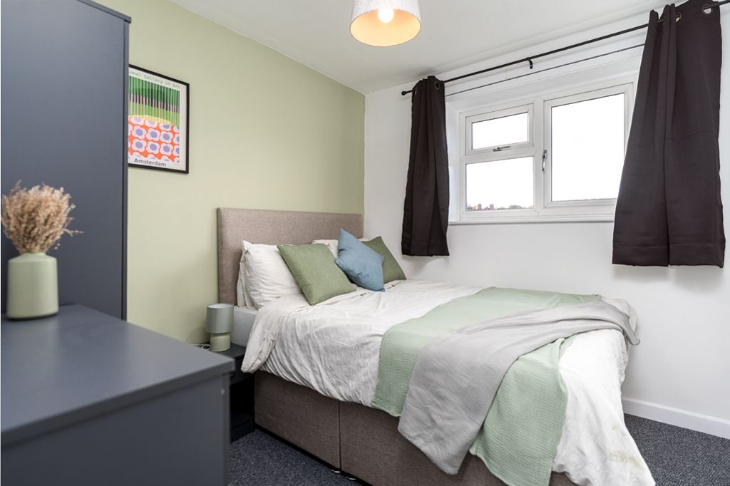 Property photo 1 of 11 Room 4