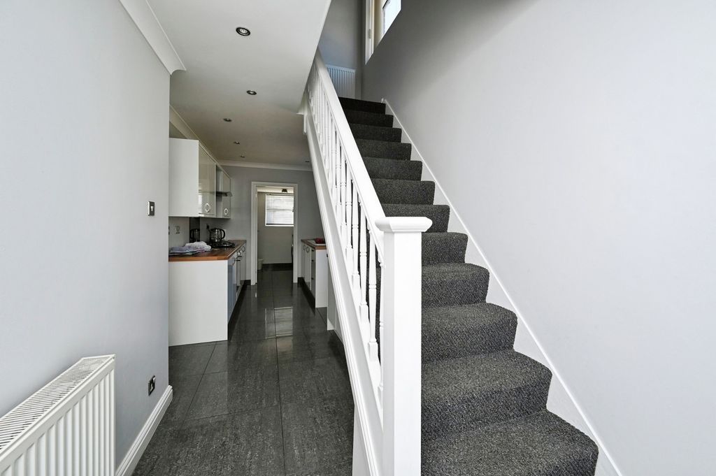 Property photo 2 of 21 Entrance Hall