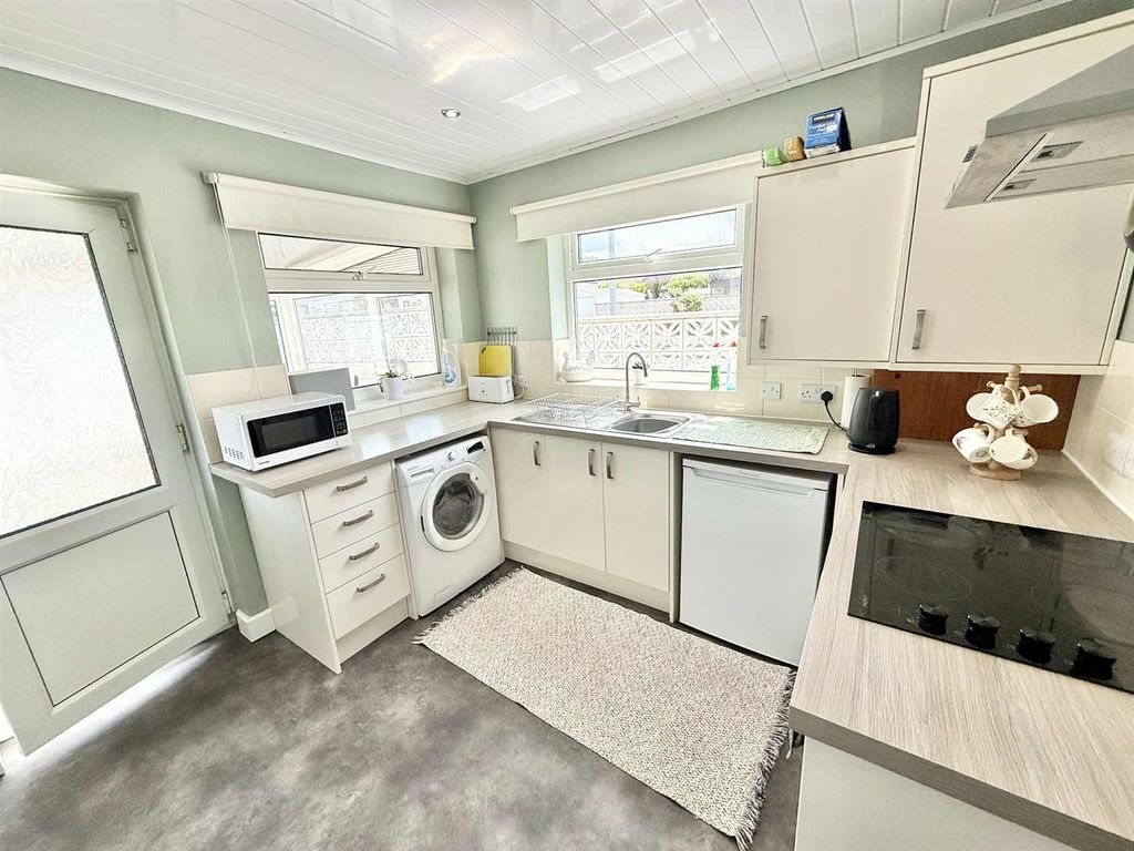 Property photo 3 of 11 Kitchen 2.Jpg