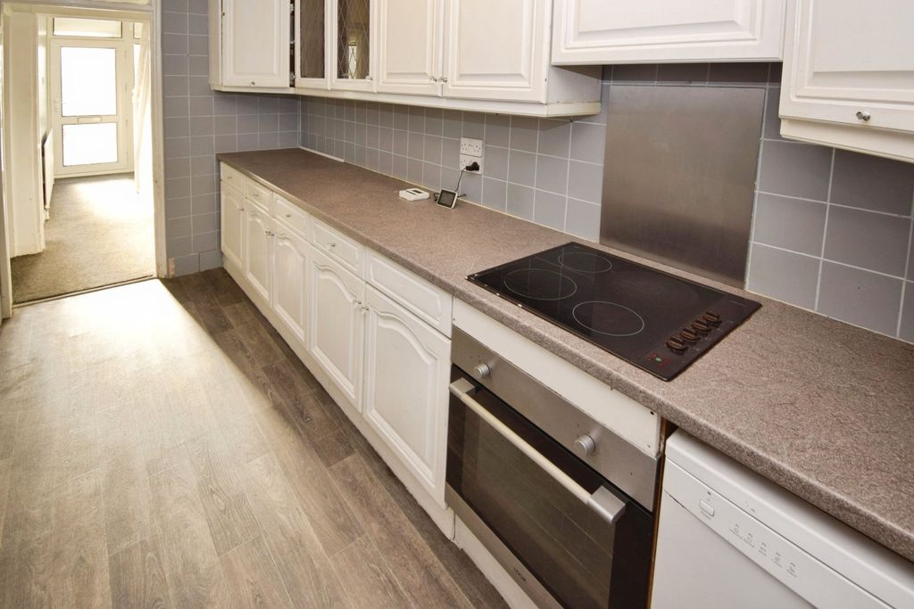 Property photo 3 of 20 Kitchen