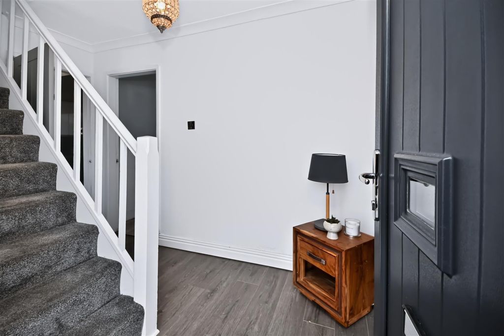 Property photo 2 of 52 80 Sandersons Croft Entrance Hallway (1).Jpg
