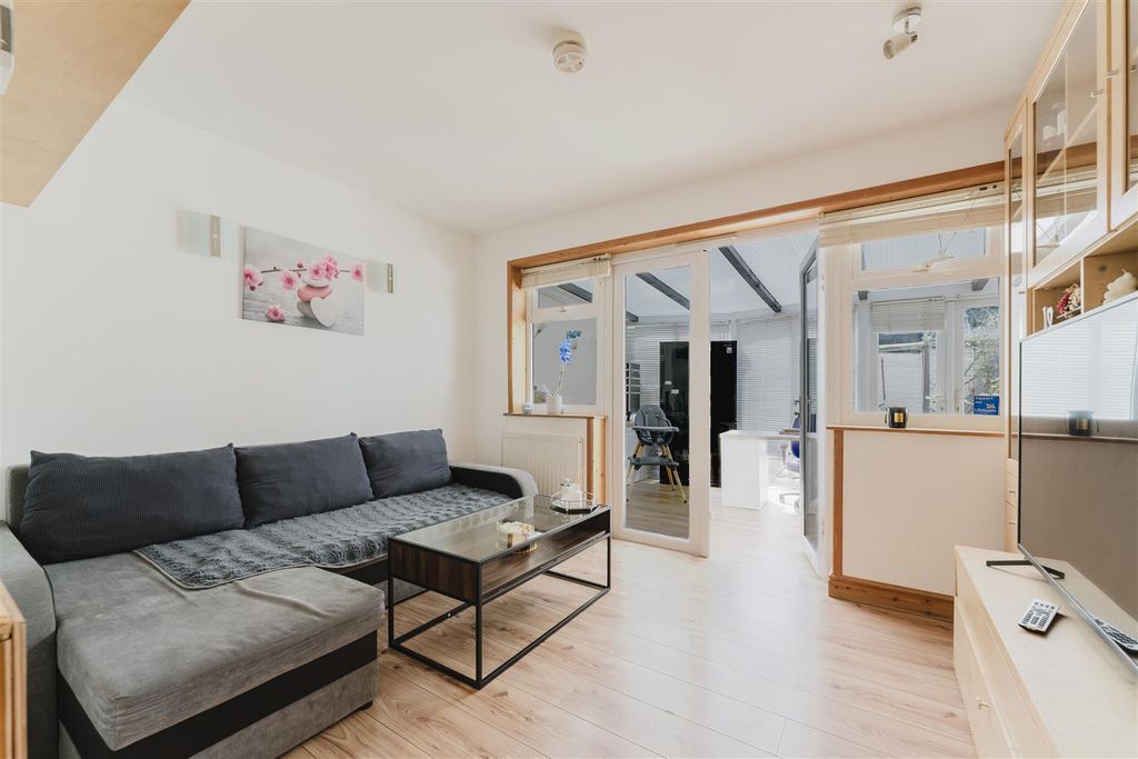 Property photo 2 of 11 46 Bordars Recp.Jpg