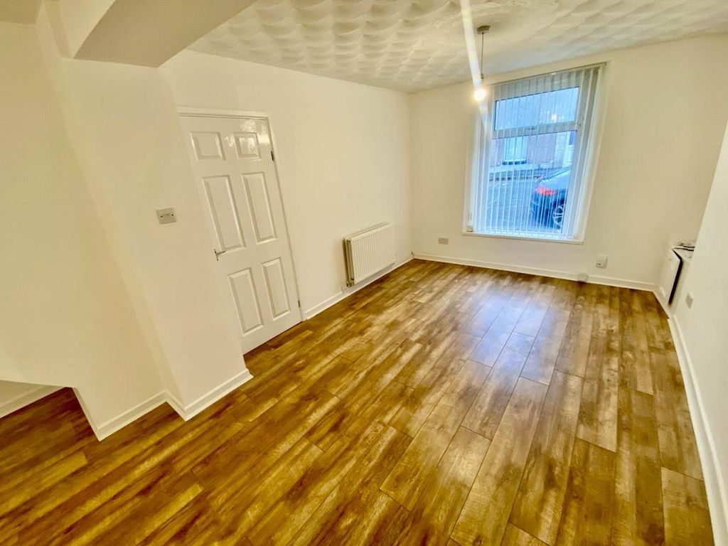 Property photo 2 of 15 2E02dc7E-6Cf0-433c-B0F0-B2B9ce3A04d3