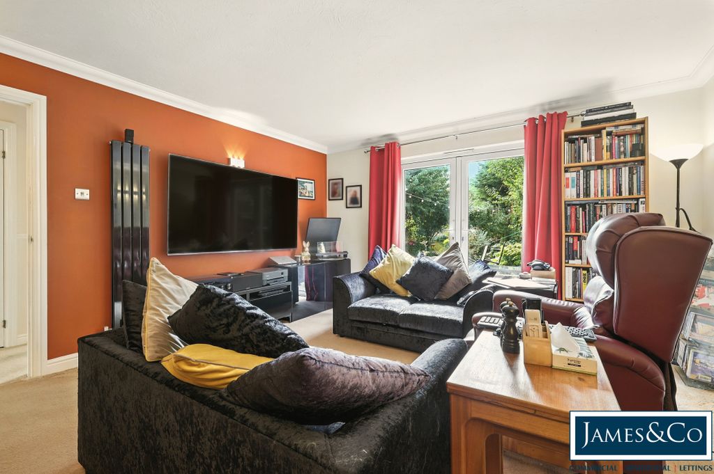 Property photo 3 of 19 1Abroadfieldp