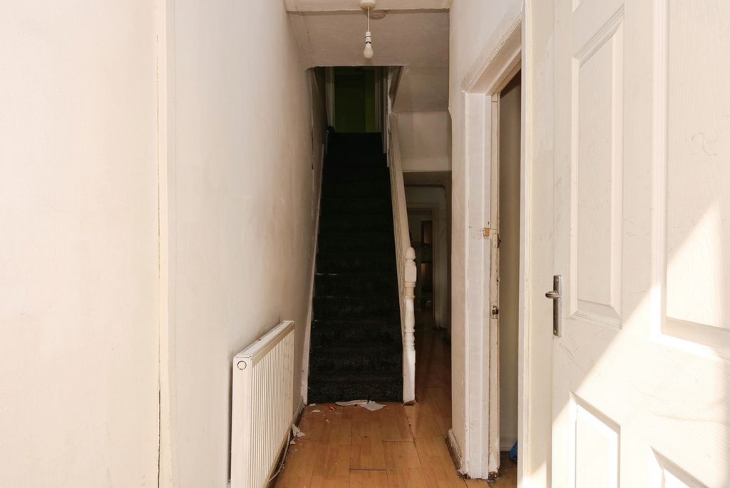 Property photo 2 of 14 Hallway