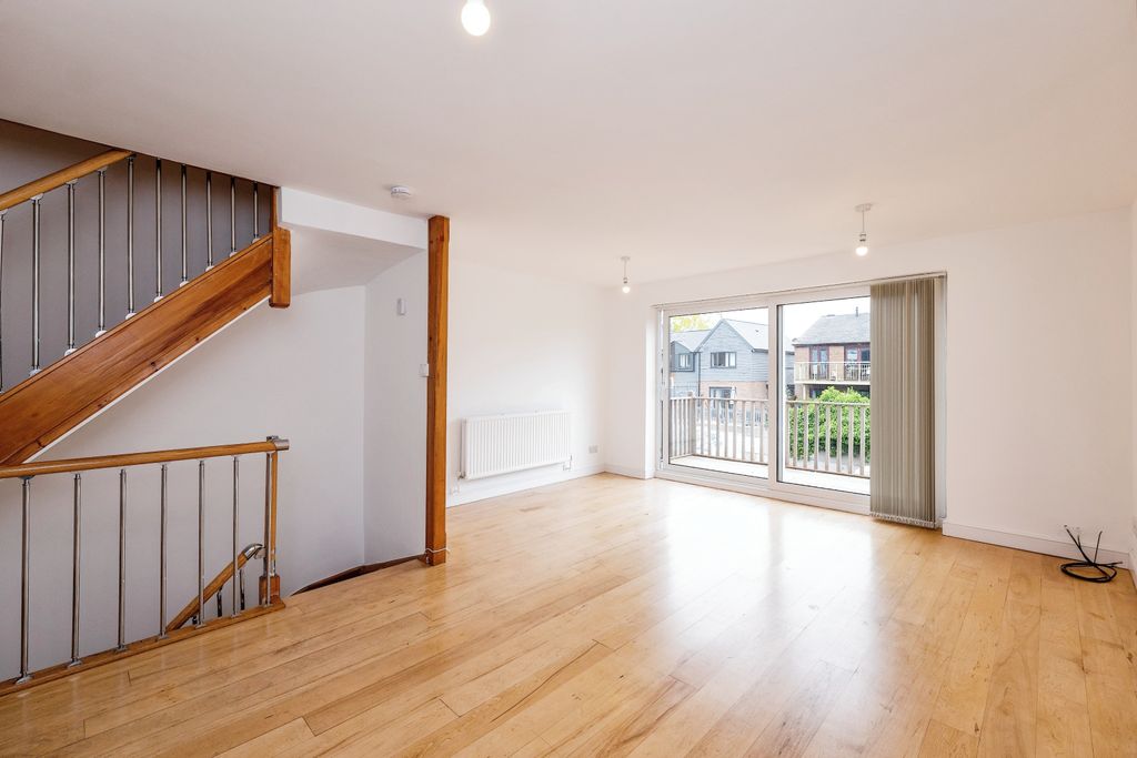 Property photo 3 of 11 F9c5F455-2d01-ee11-8