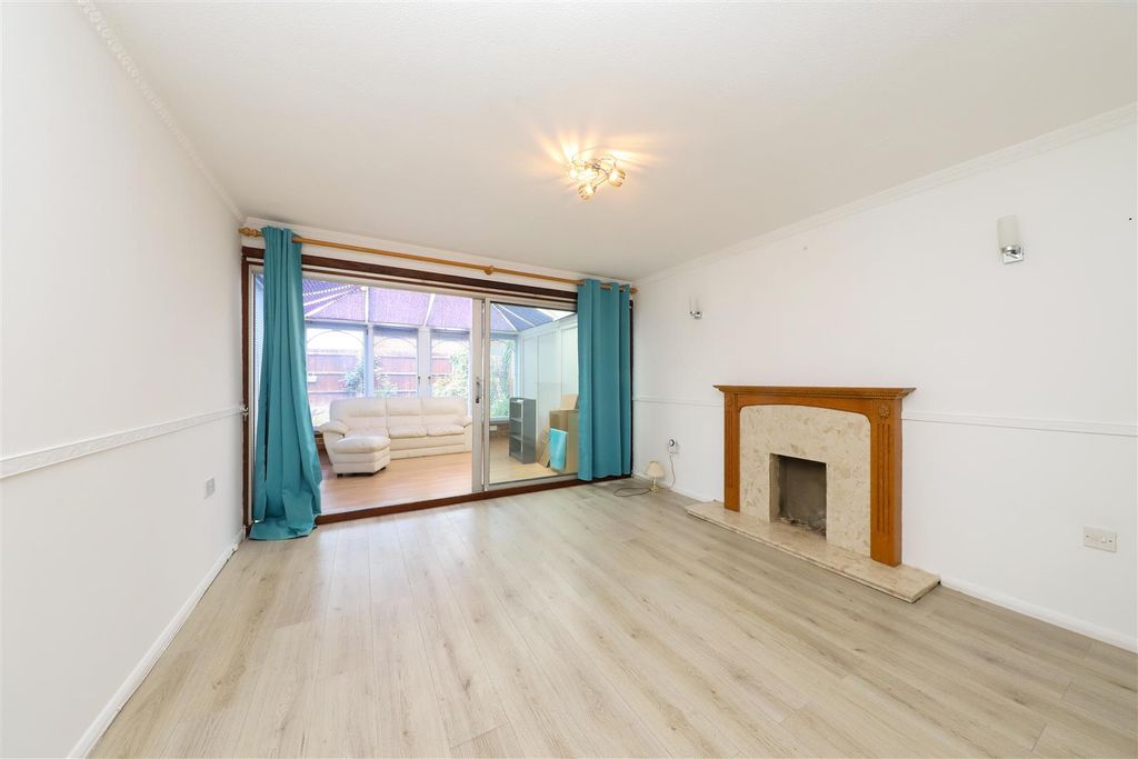 Property photo 3 of 11 Living Room