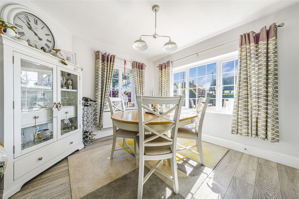 Property photo 3 of 24 2 Court Cl, Maidenhead Sl6 2DL16.Jpg