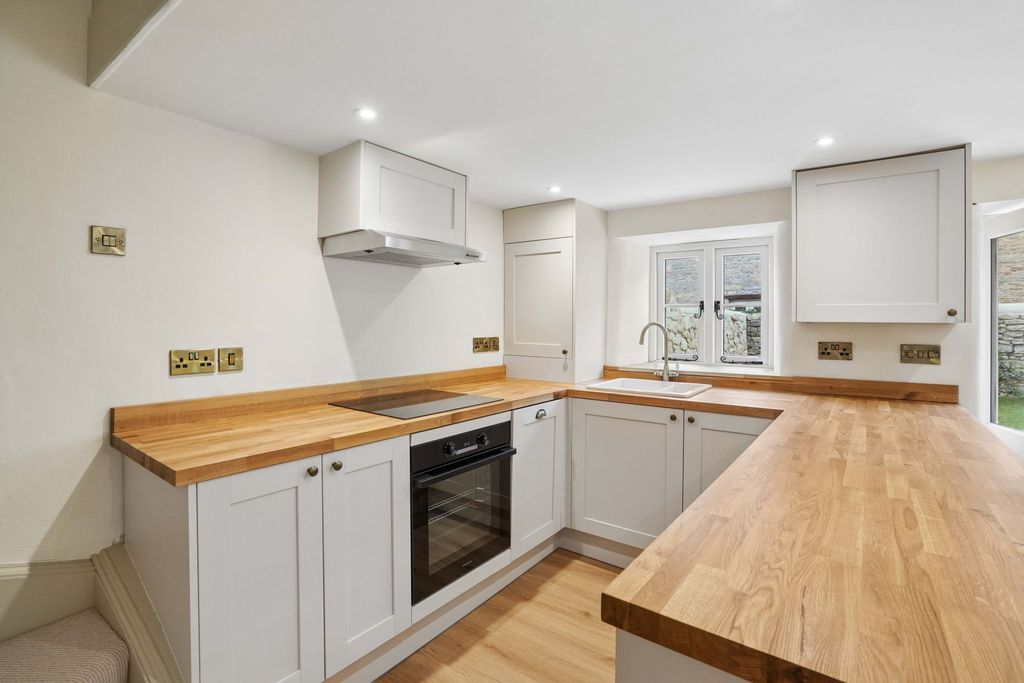 Property photo 3 of 12 Kitchen