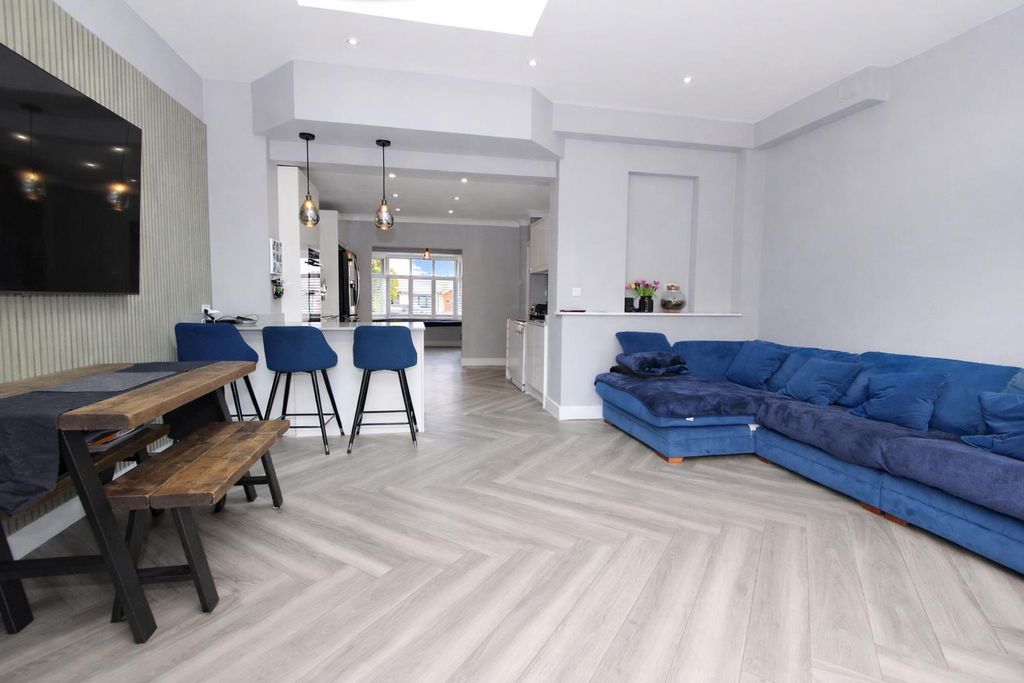 Property photo 2 of 21 Din d.Jpg