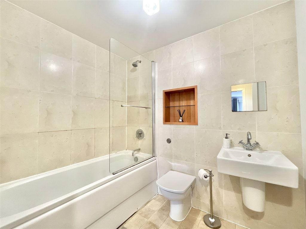 Property photo 3 of 18 Bathroom