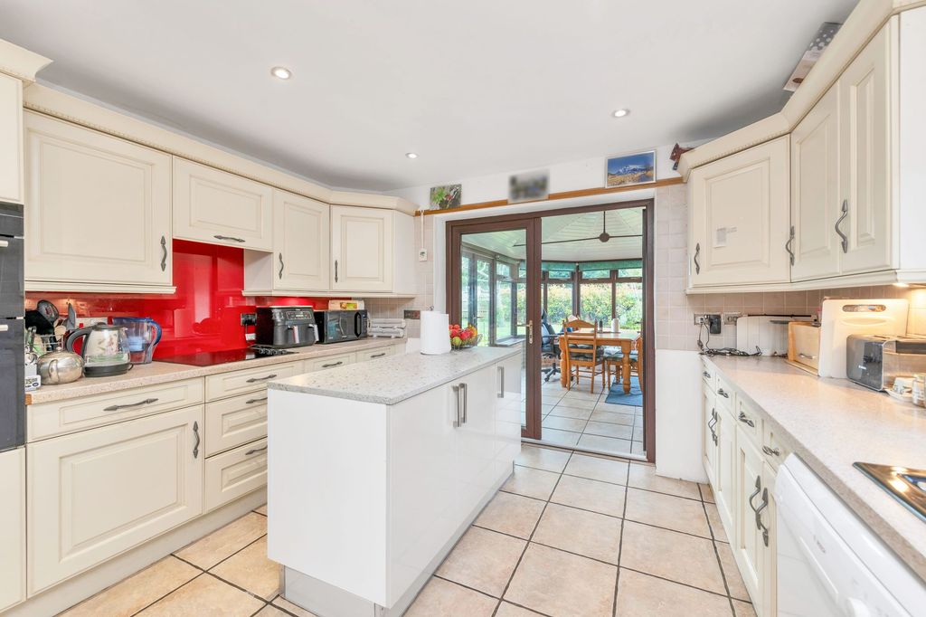 Property photo 2 of 28