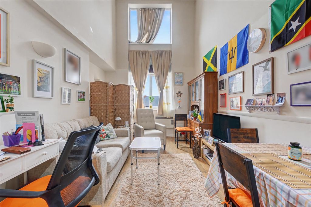 Property photo 2 of 11 Lounge_1.Jpeg