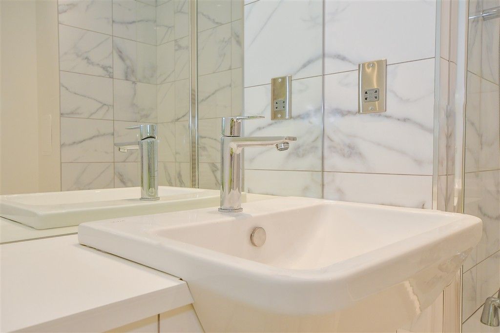 Property photo 3 of 5 Lifestyle (Bathroom)