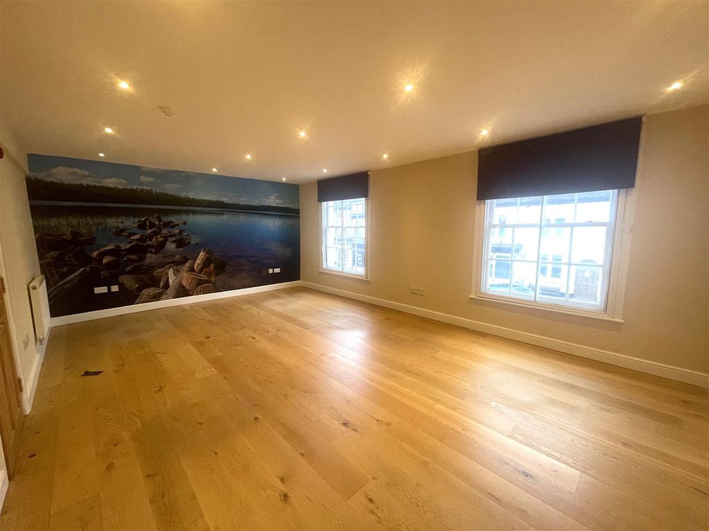Property photo 1 of 16 Lounge