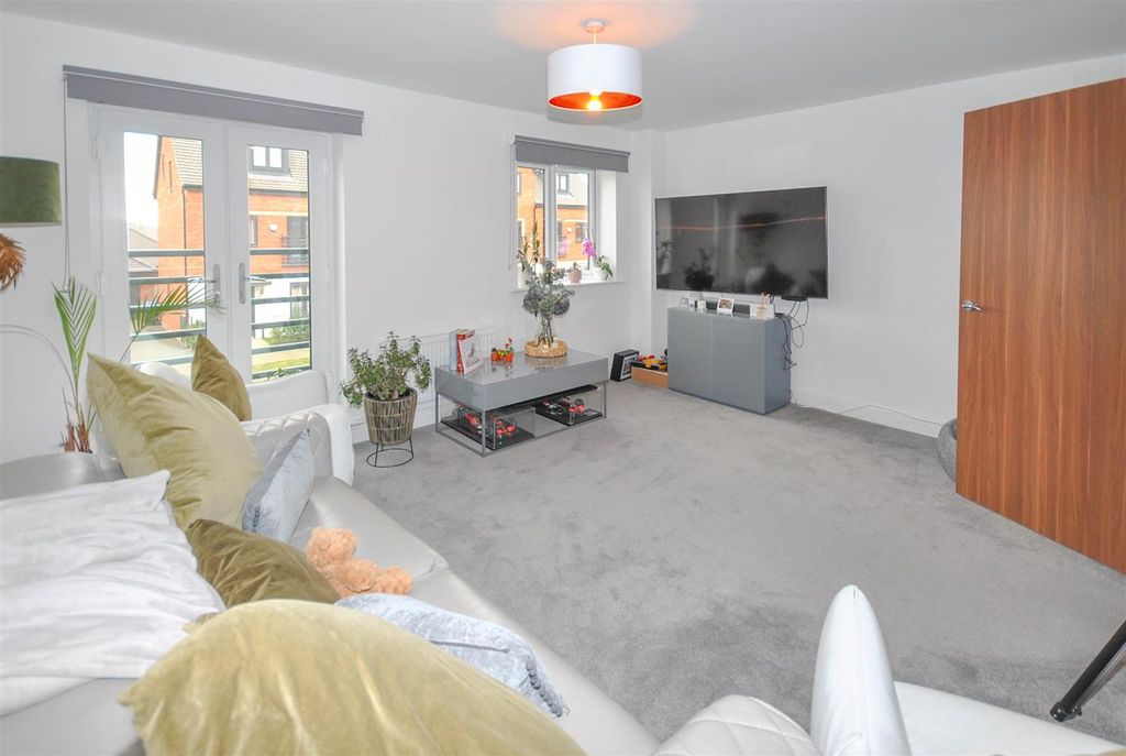 Property photo 2 of 12 Lounge