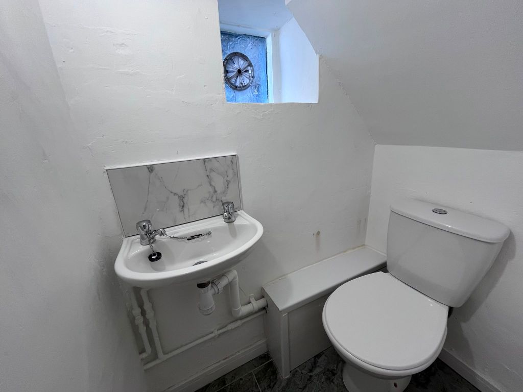 Property photo 2 of 14 Cloakroom