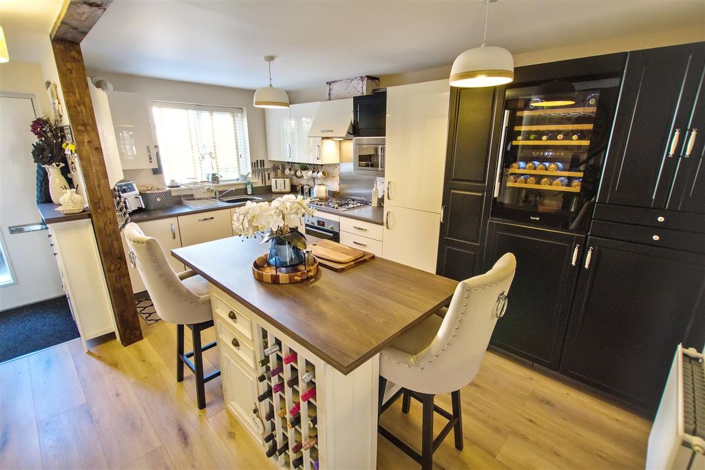 Property photo 2 of 17 Kitchen (2).Jpg