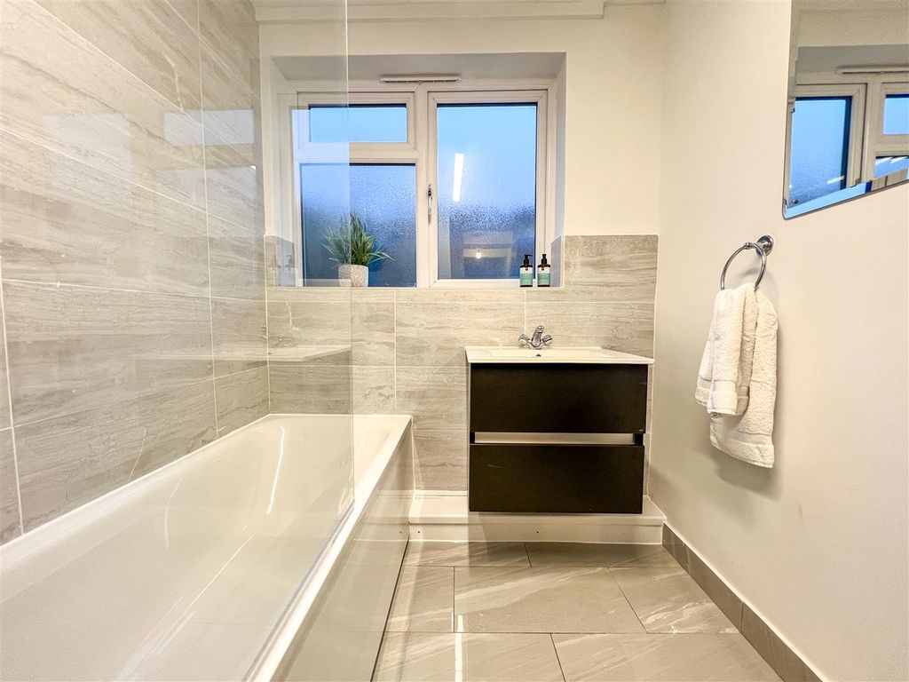Property photo 1 of 11 Bathroom