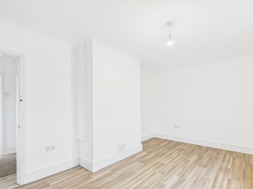 Property photo 3 of 24 Cam03066G0-Pr0040-Still002.Jpg