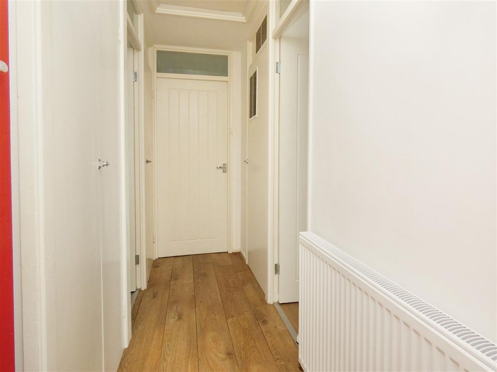 Property photo 3 of 10 Entrance Hall