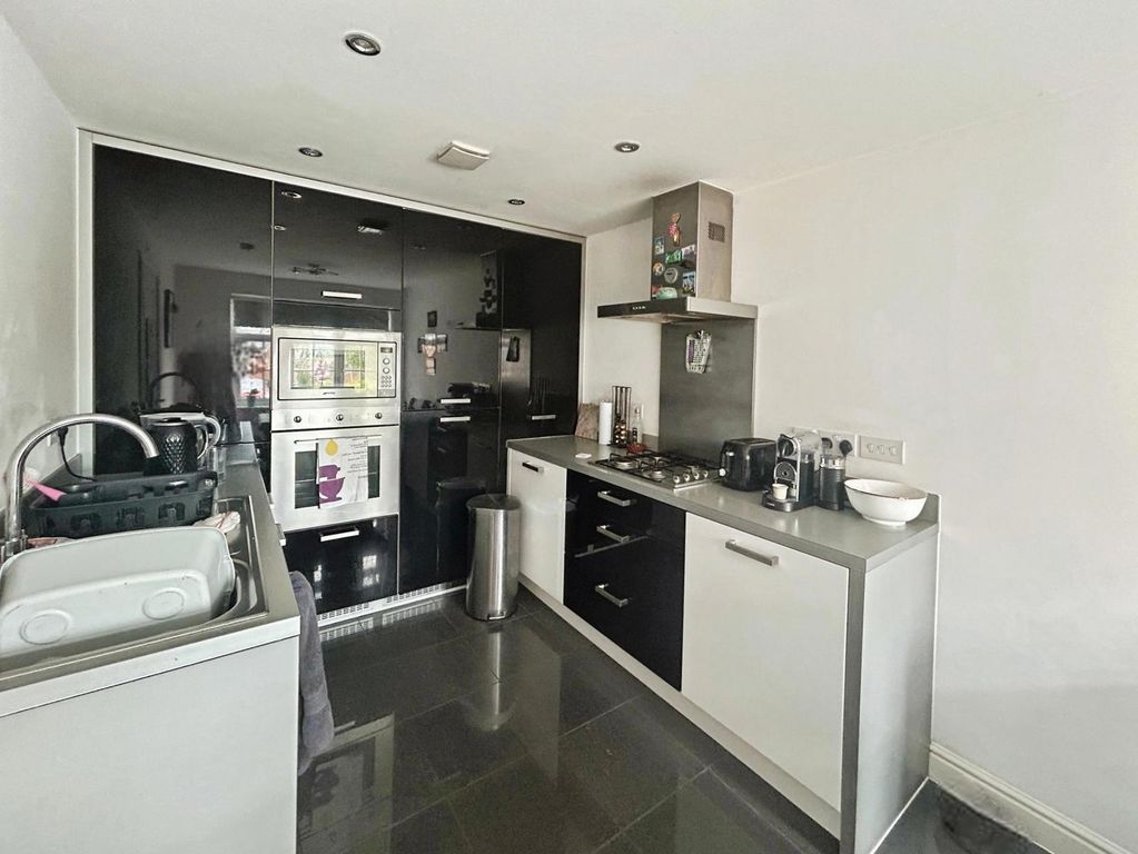 Property photo 2 of 18 Kitchen