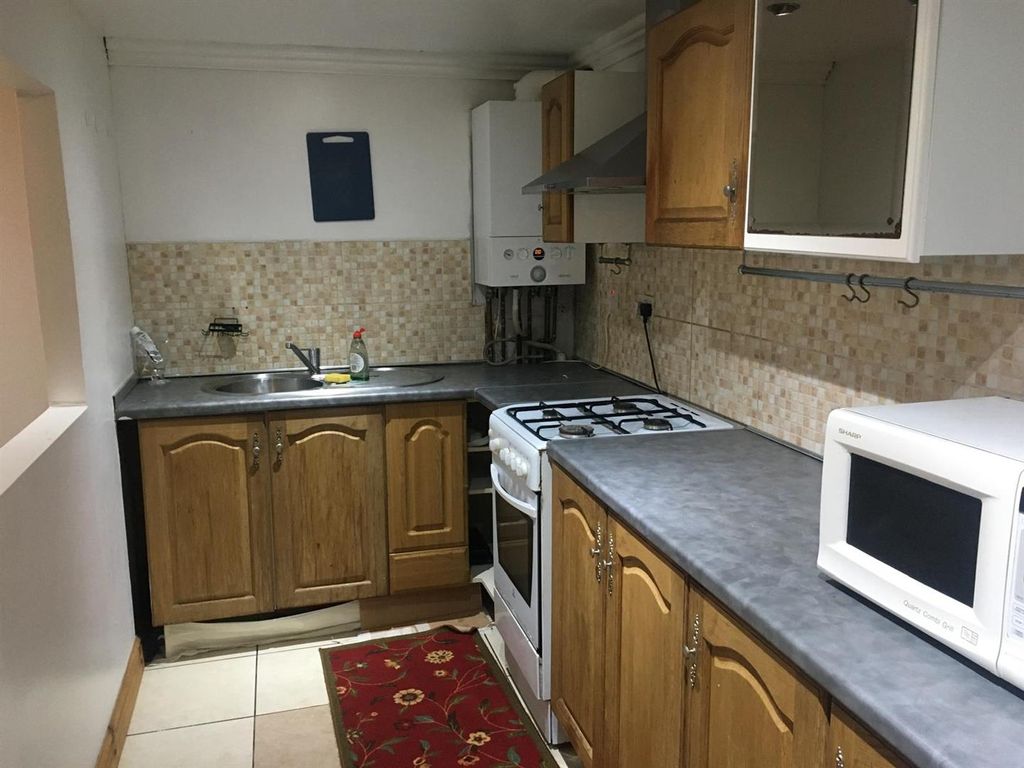 Property photo 3 of 10 Kitchen