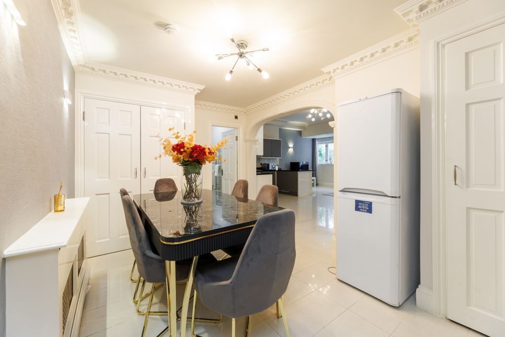 Property photo 3 of 12 Southwick Street ...