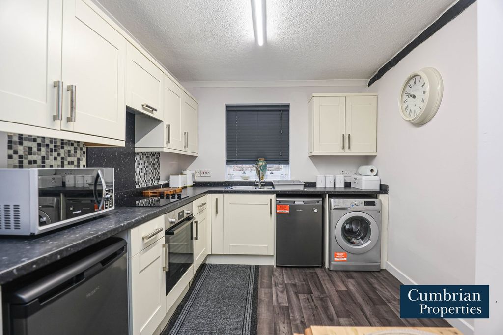 Property photo 2 of 11 Dining Kitchen