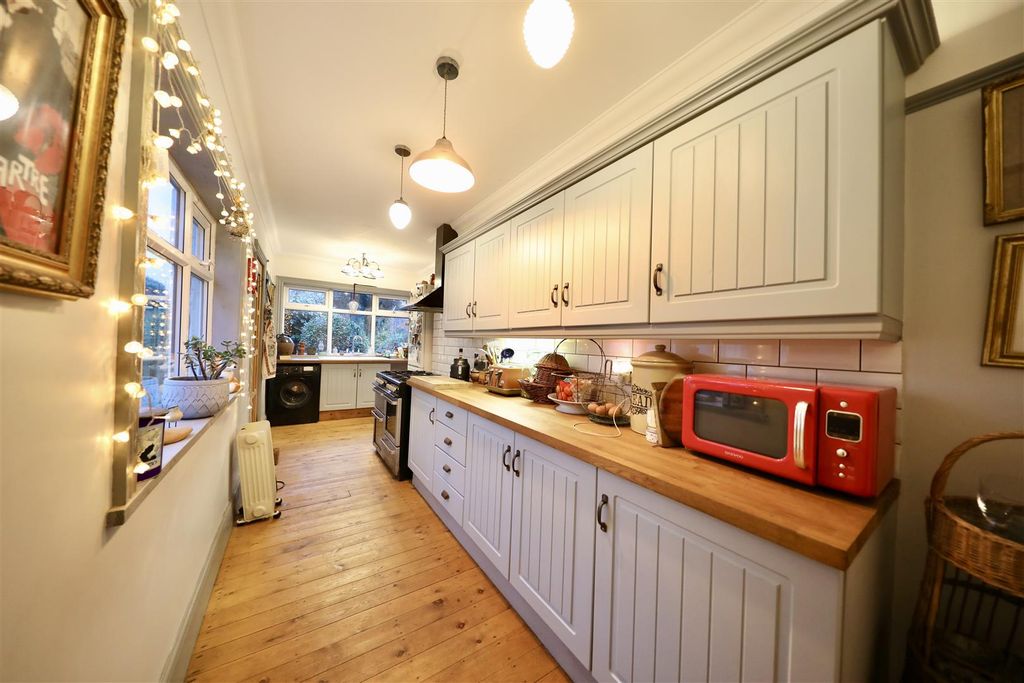 Property photo 3 of 20 Kitchen