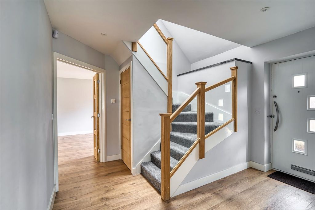 Property photo 2 of 10 Entrance Hall