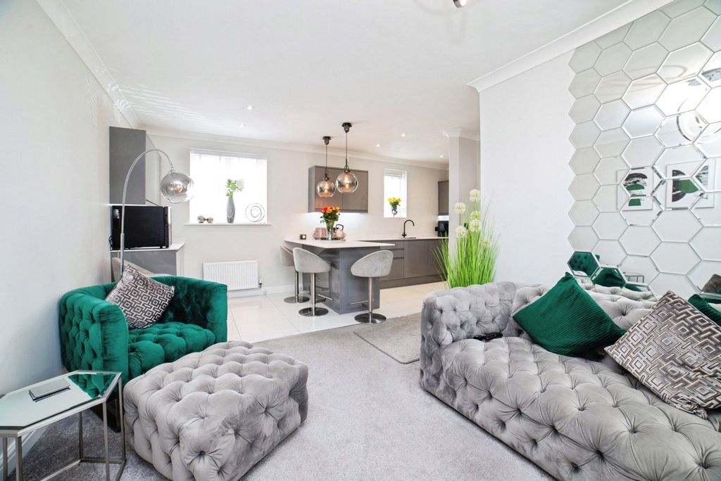 Property photo 3 of 17 Lounge